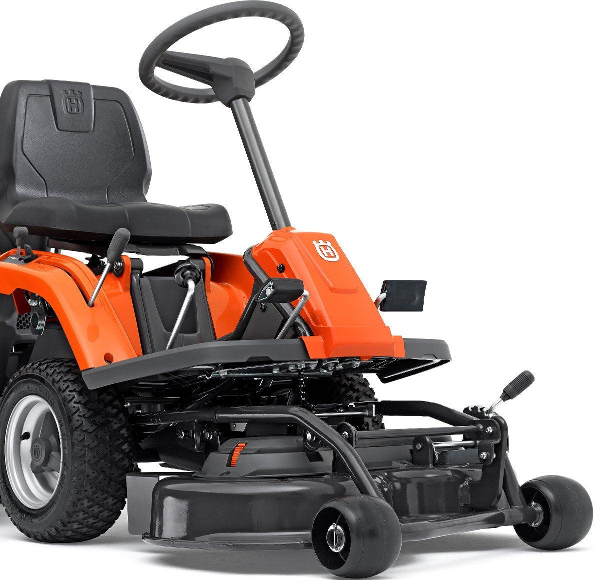 Husqvarna Frontmäher R 112C mit Mähdeck Combi 85 - Winterpaket mit Schneeschild, Gummileiste und Schneeketten - Image 2