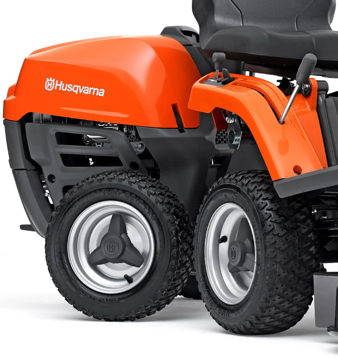Husqvarna Frontmäher R 112C5 mit Mähdeck Combi 85 - Winterpaket mit Schneeschild, Gummileiste und Schneeketten - Image 3