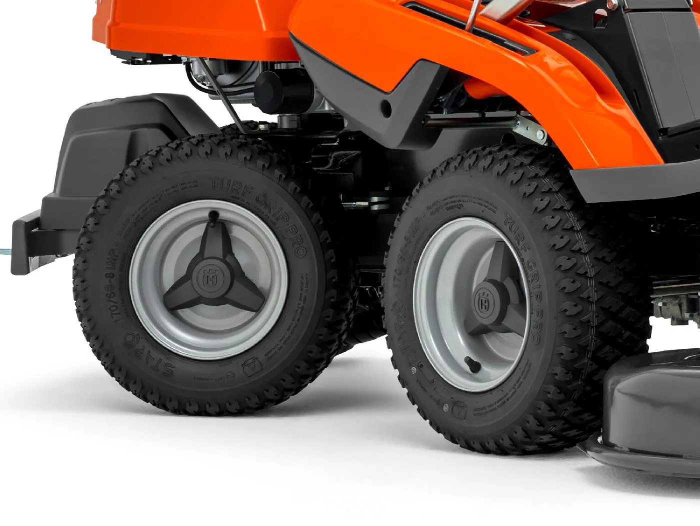Husqvarna Profi-Frontmäher R 214C Combi 94 Winterpaket mit Schneeschild, Gummileiste, Gewicht und Schneeketten - Image 4