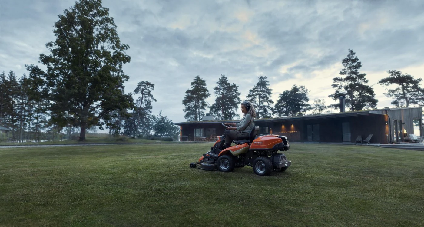 Husqvarna Profi-Frontmäher R 216T AWD Combi 94 Winterpaket mit Schneeschild und Gummileiste - Image 4