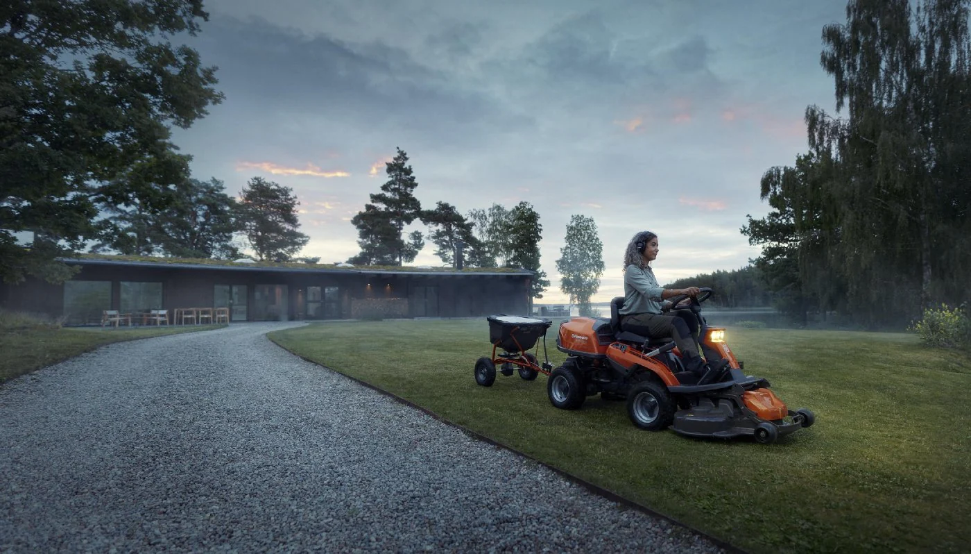Husqvarna Profi-Frontmäher R 216T AWD Combi 94 Winterpaket mit Schneeschild und Gummileiste - Image 5