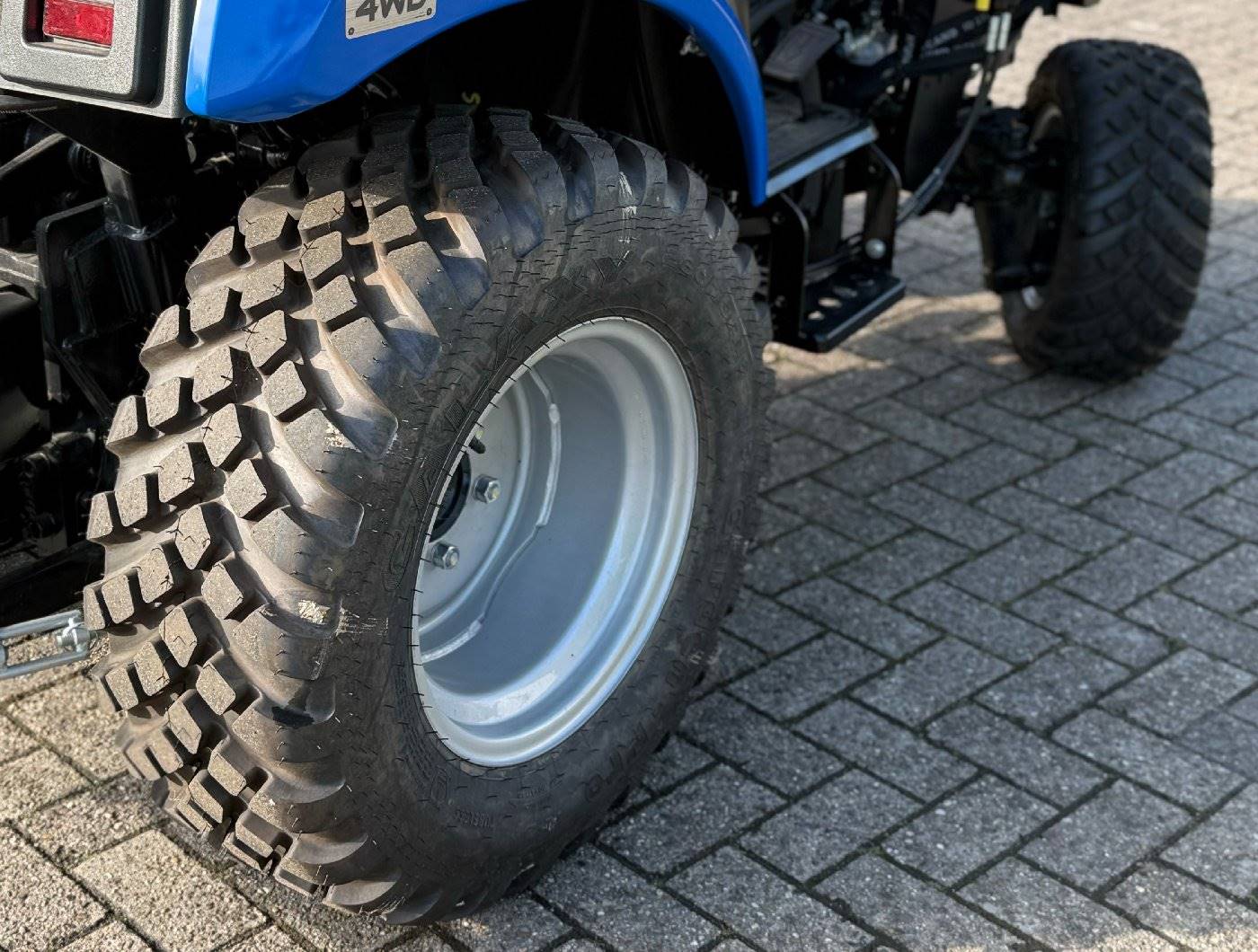Solis Bereifung Galaxy Pro: vorne: 220/55R12, hinten: 280/70R16 - Image 4