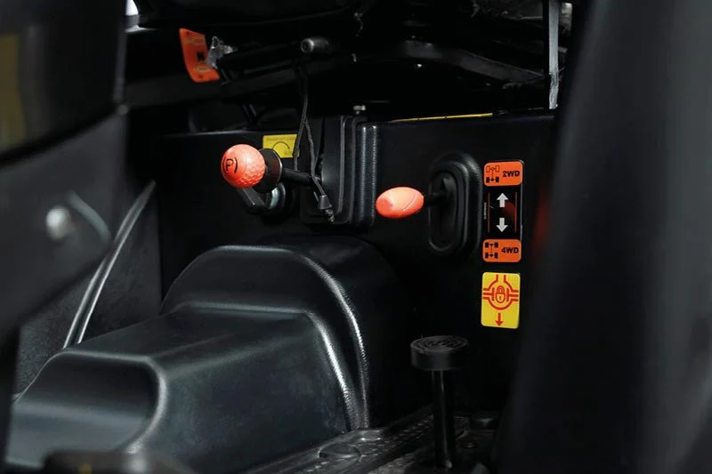 Solis Kompakttraktor 26 HST Panther in schwarz mit Kabine Grundmaschine ohne Bereifung - Image 4