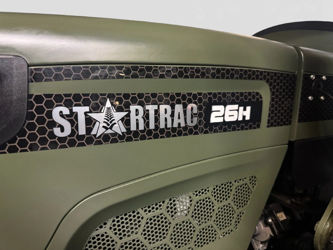 Startrac Allrad-Kleintraktor 26 HST mit Frontlader inklusive Schaufel -Grundmaschine ohne Bereifung -5 Farben wählbar - Image 9
