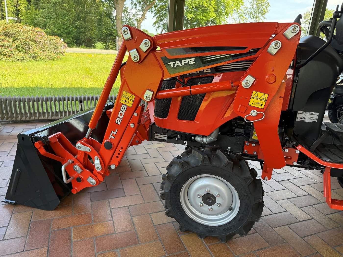 Tafe Allrad-Universalschlepper 6020M mit AS-Bereifung und Frontlader - Image 11