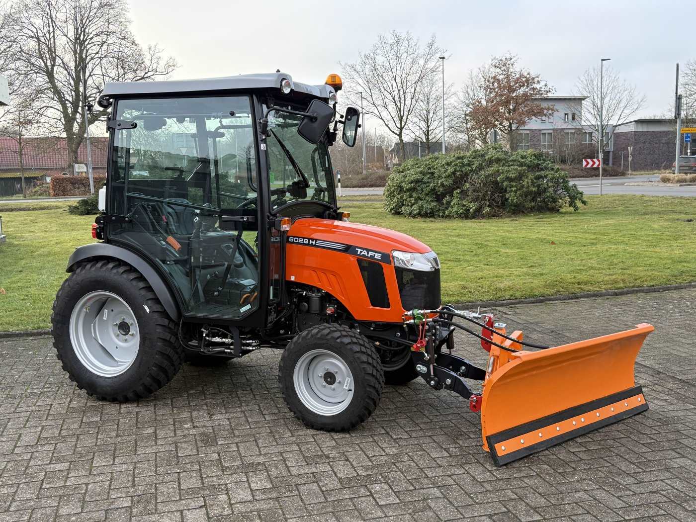 Tafe Allrad-Universalschlepper 6028H KB mit Winterpaket und Kommunalbereifung - Image 3