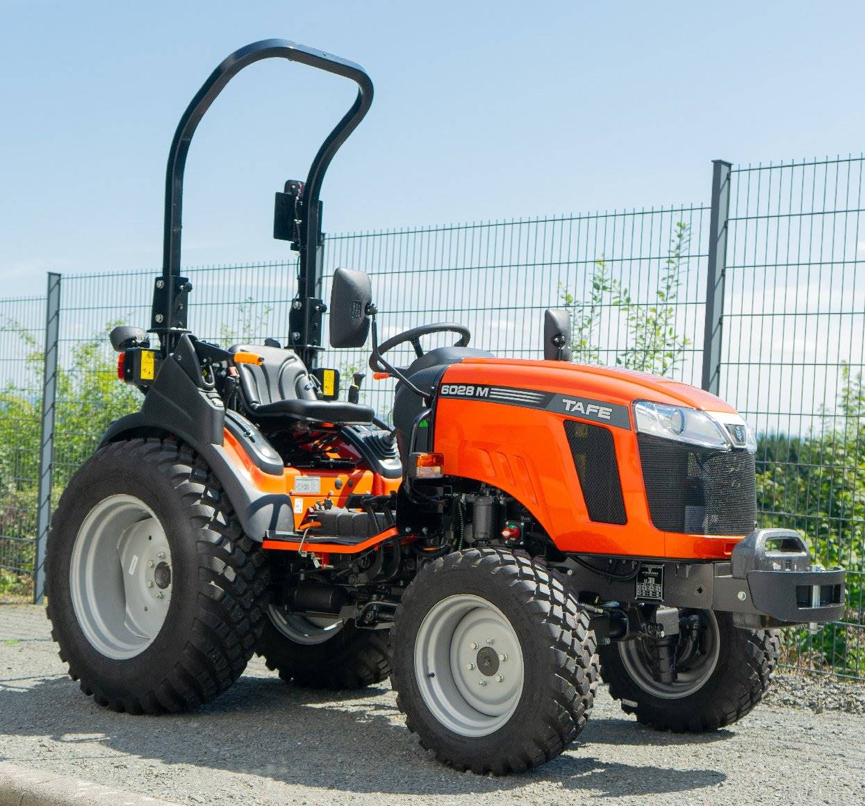 Tafe Allrad-Universalschlepper 6028M Grundmaschine ohne Bereifung - mit hydr. Lenkung - Image 5