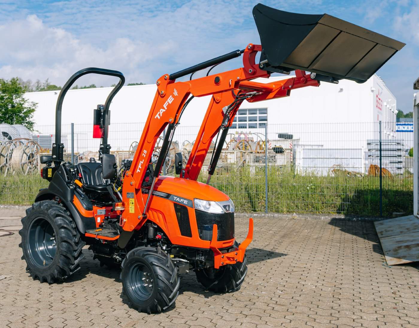 Tafe Allrad-Universalschlepper 6028M mit Frontlader und OPG-Schutzvorrichtung Grundmaschine ohne Bereifung - Image 3