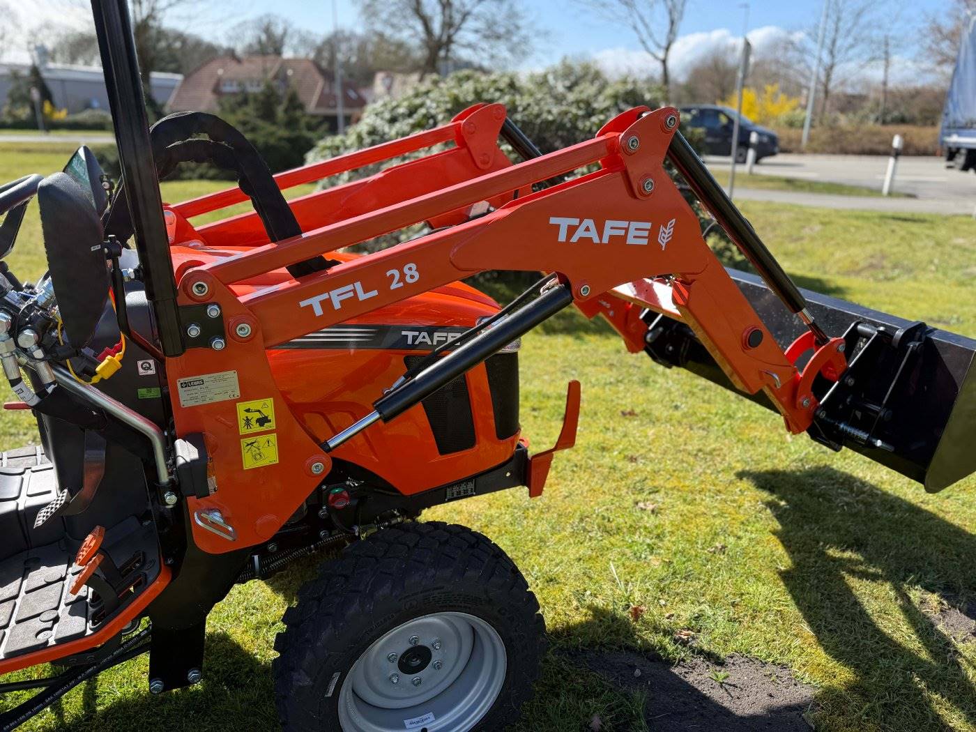 Tafe Frontlader mit Schaufel und Handsteuerventil TFL-28 - Image 3
