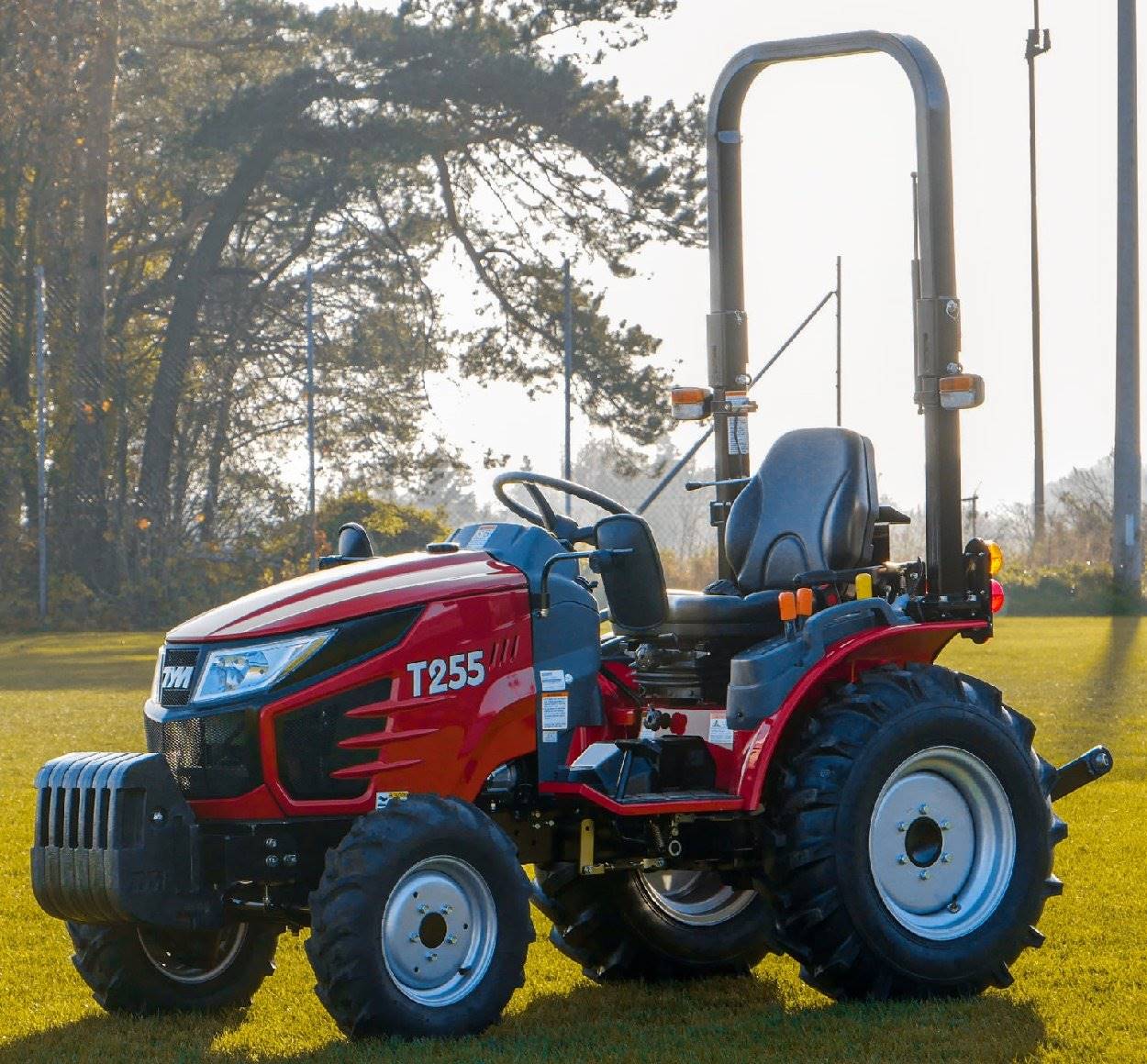 Tym Allrad-Kompakttraktor T255 mit Rasenbereifung und 153cm Zwischenachsmähwerk - Image 4