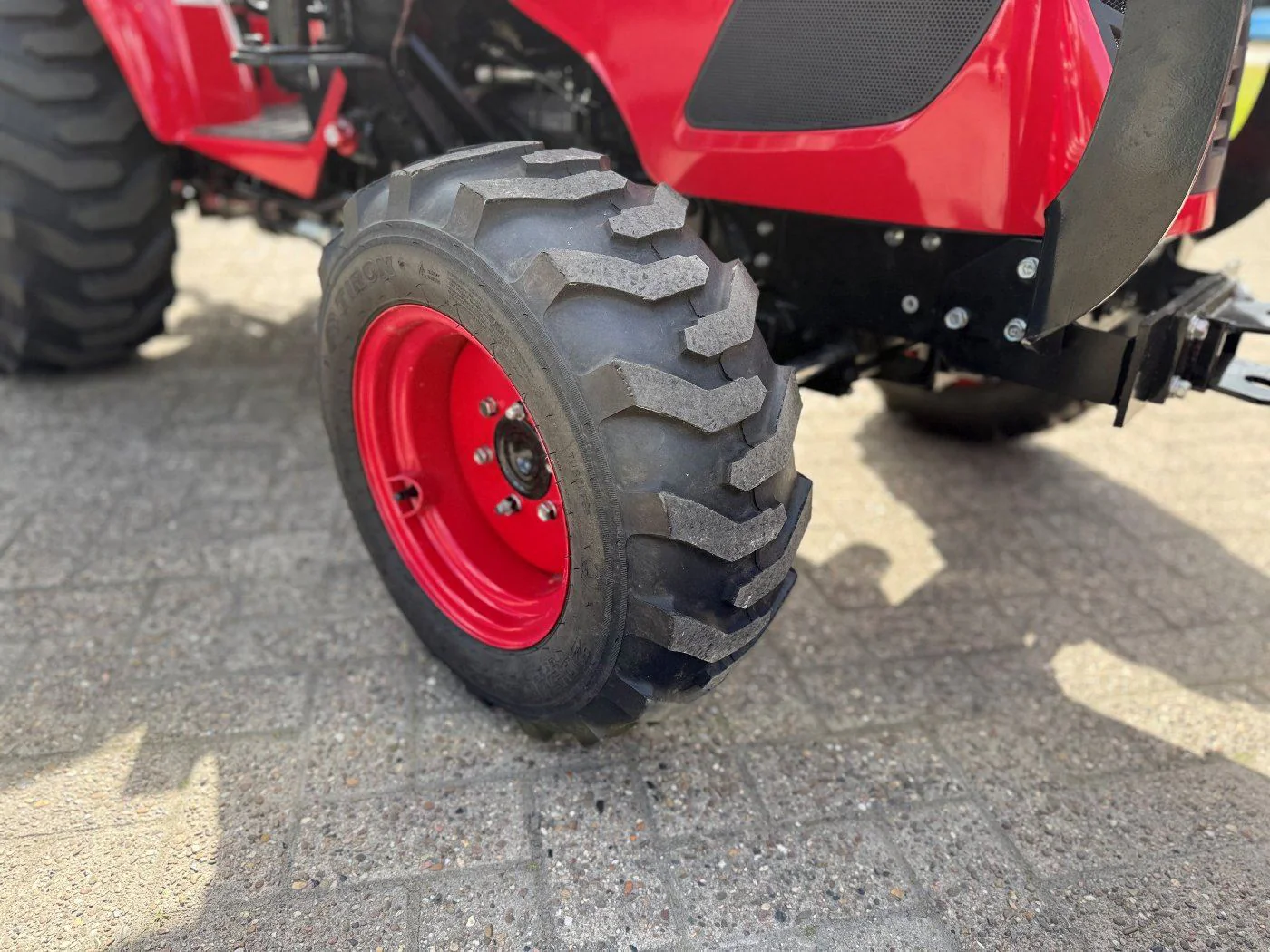 Tym Allrad-Kompakttraktor T265 HST mit Industriebereifung, Frontlader, Palettengabel, OPG-Dach -Vorführer - Image 3