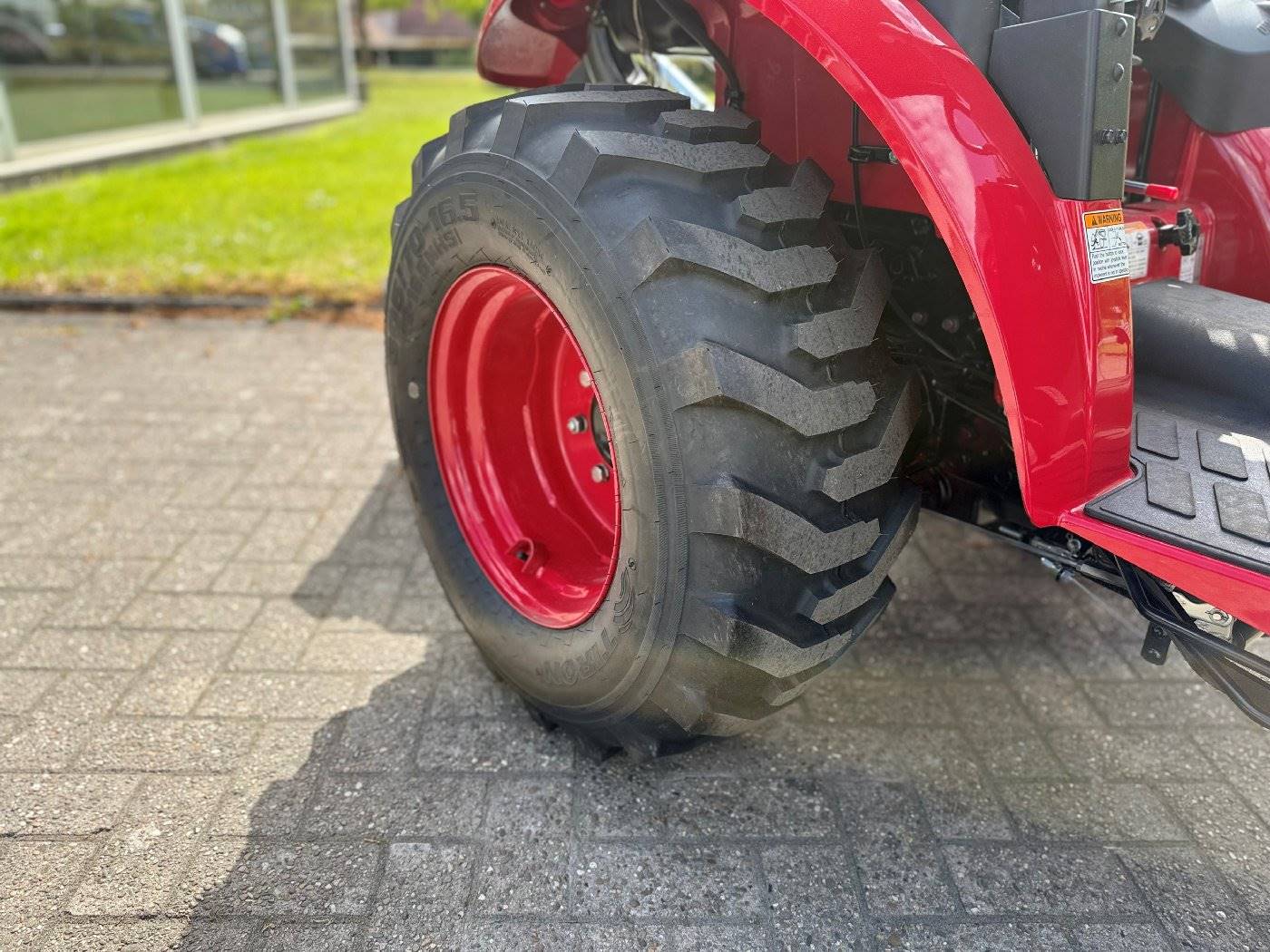 Tym Allrad-Kompakttraktor T265 HST mit Industriebereifung, Frontlader, Palettengabel, OPG-Dach -Vorführer - Image 4