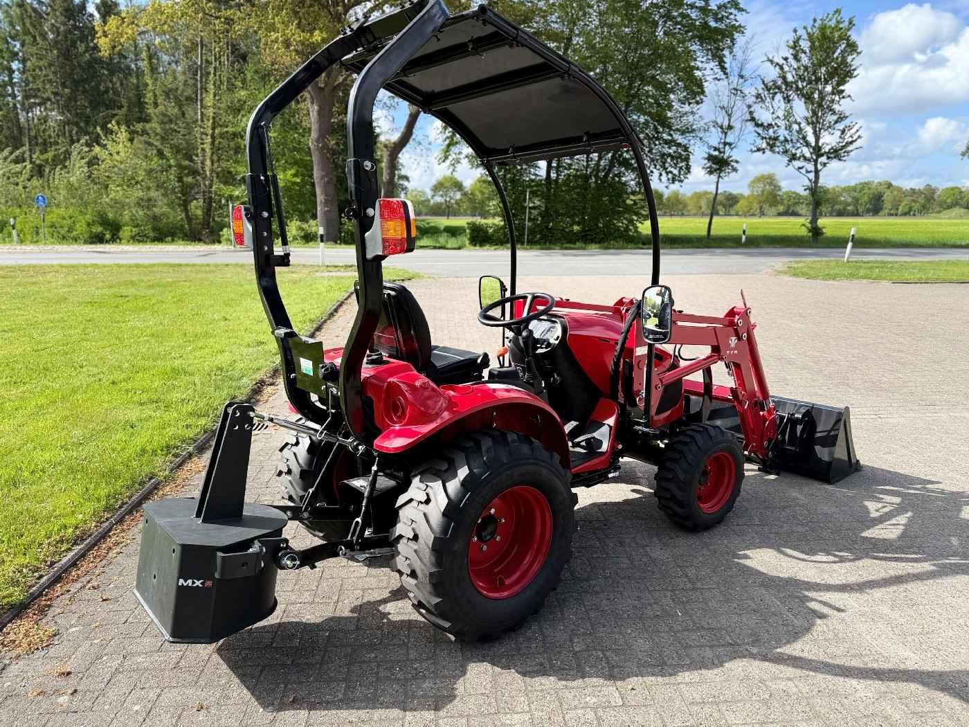 Tym Allrad-Kompakttraktor T265 HST mit Industriebereifung, Frontlader, Palettengabel, OPG-Dach -Vorführer - Image 7
